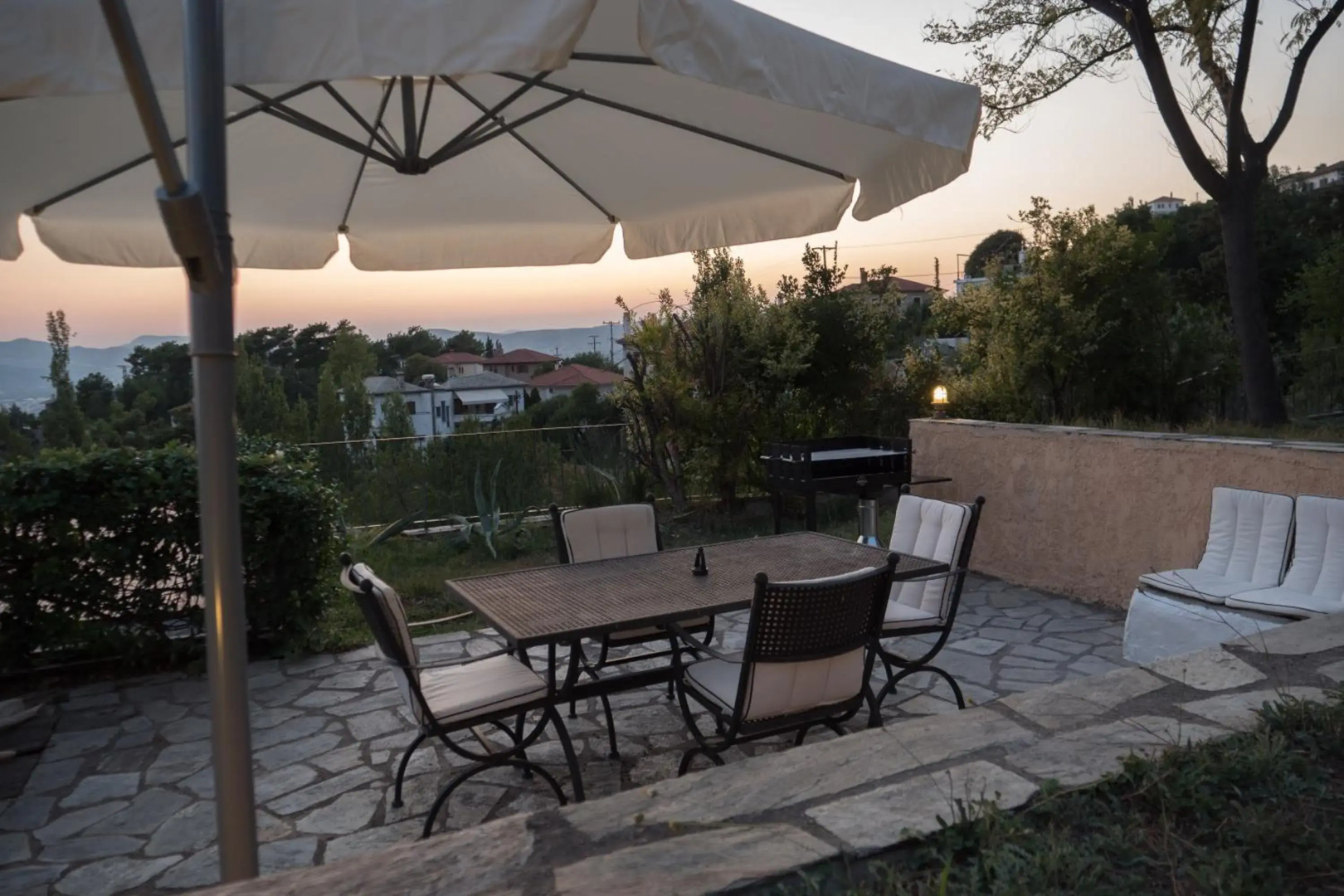 Tranquil Infinity Pool Getaway (private jacuzzi and steam bath, pool, garden, sea and city views)