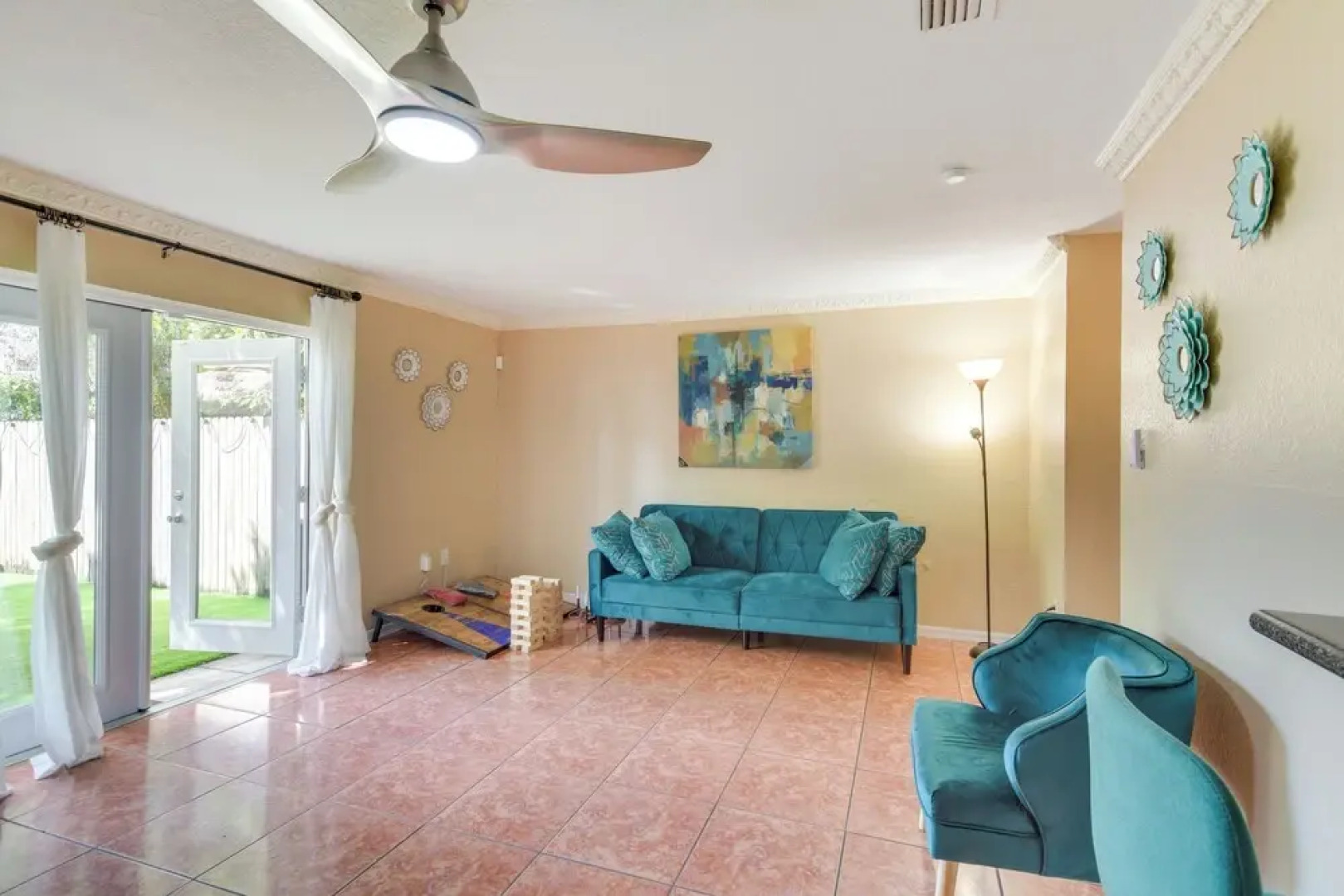 Opa-locka Townhome, 15 Mi to Miami Beach!