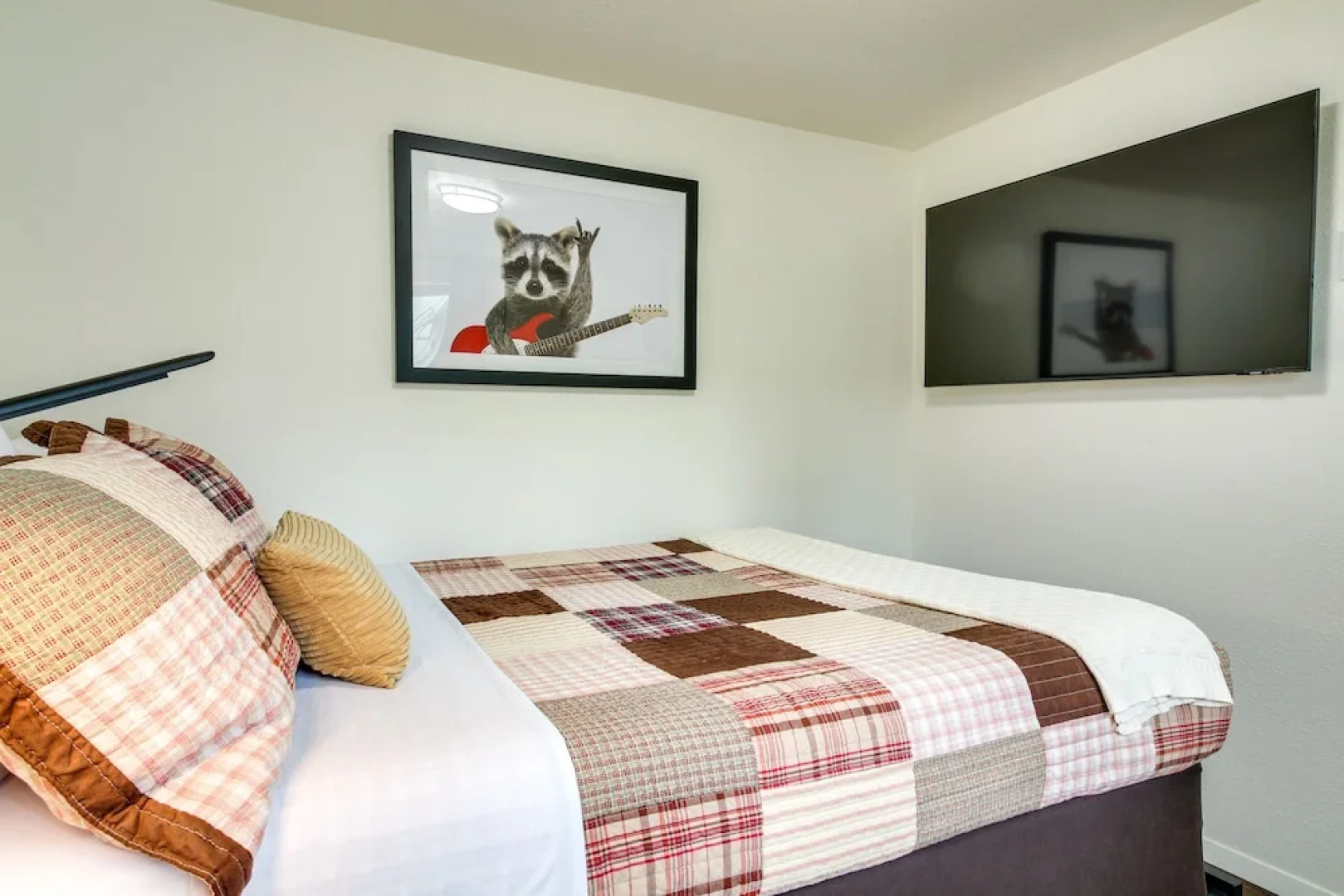 North Bend Home w/ Cornhole Court & Putting Green