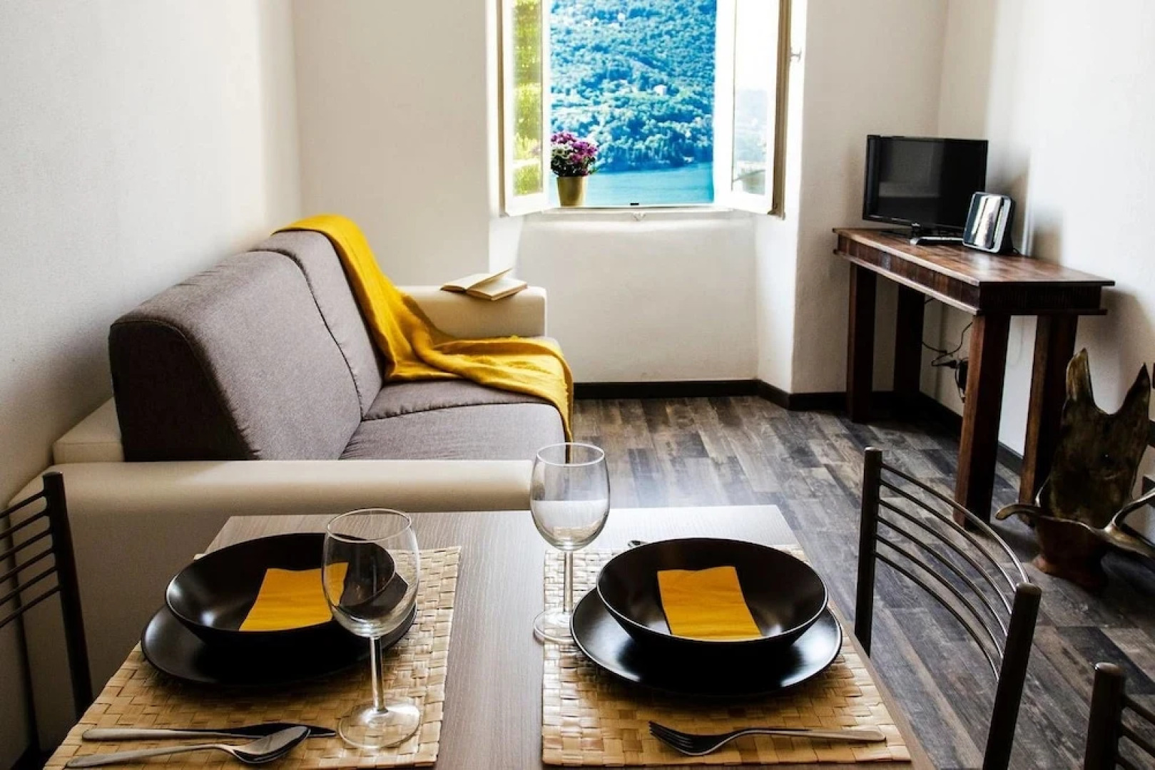 ALTIDO Cozy Lake View