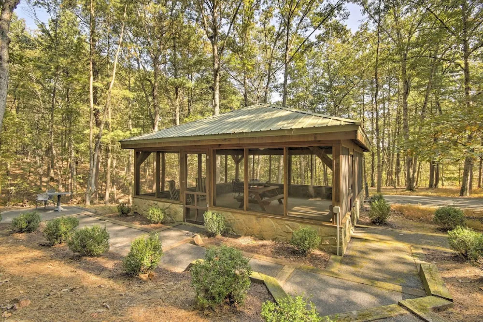 Couples Cabin - 5 Mi to DT Berkeley Springs!