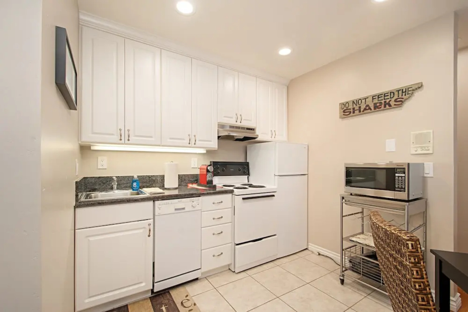 Huntington Beach Studio Blocks to the Beach and Downtown apts