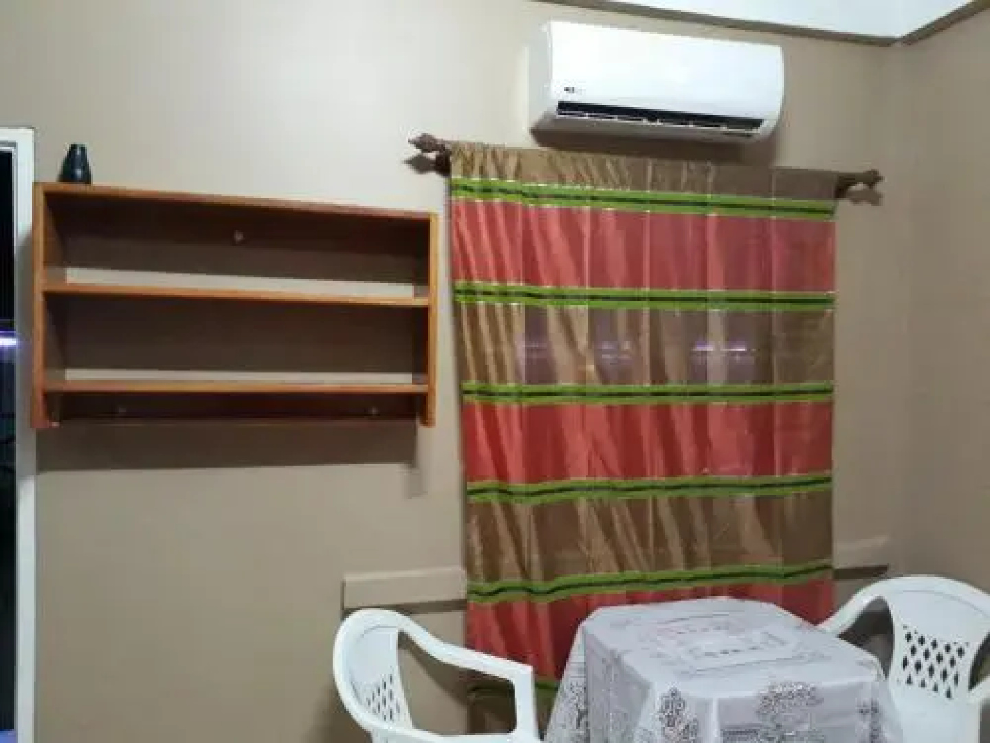 Rumanija's Airport Rooms