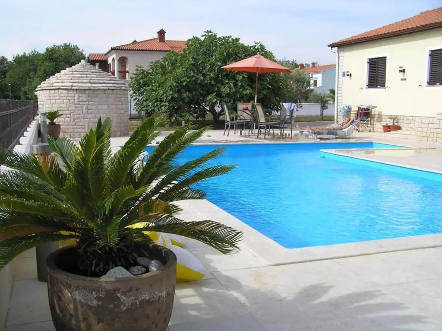 Nice, cosy studio apartment with shared outdoor pool