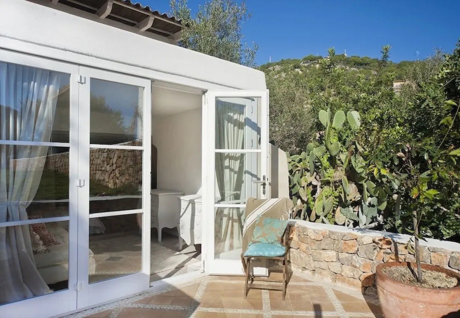 Charming mansion with pool sea view