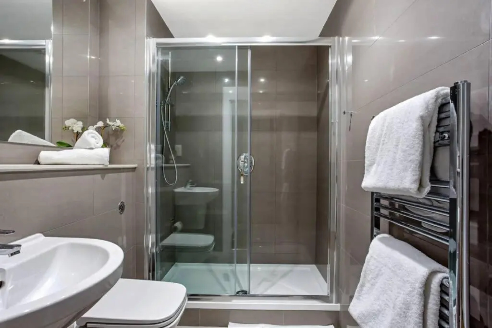 Stunning 2 Bed/2 Bath In Town Centre & Parking!