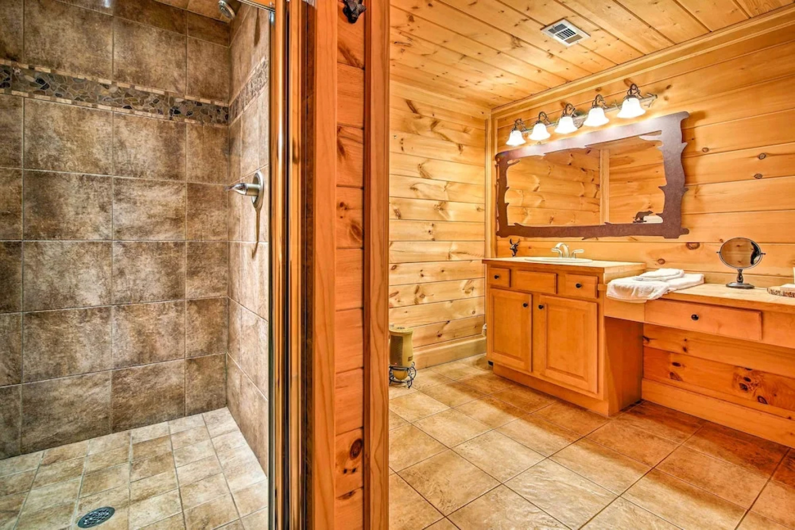 Lake Hartwell Lodge w/ Dock, Theater + Hot Tub!