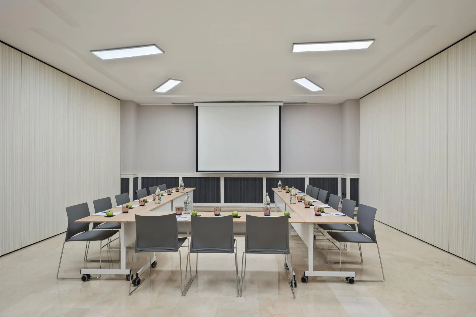 Отель INNSiDE by Melia Barcelona Apolo