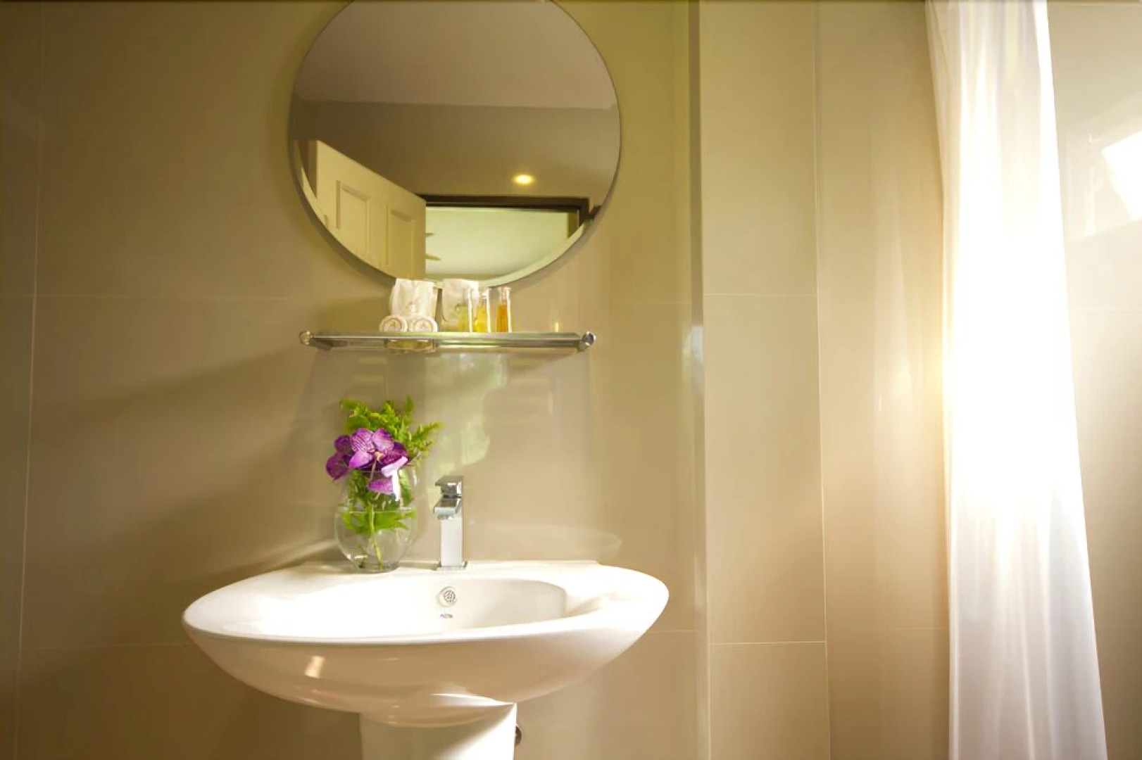 Lakeside Chalet by Mida