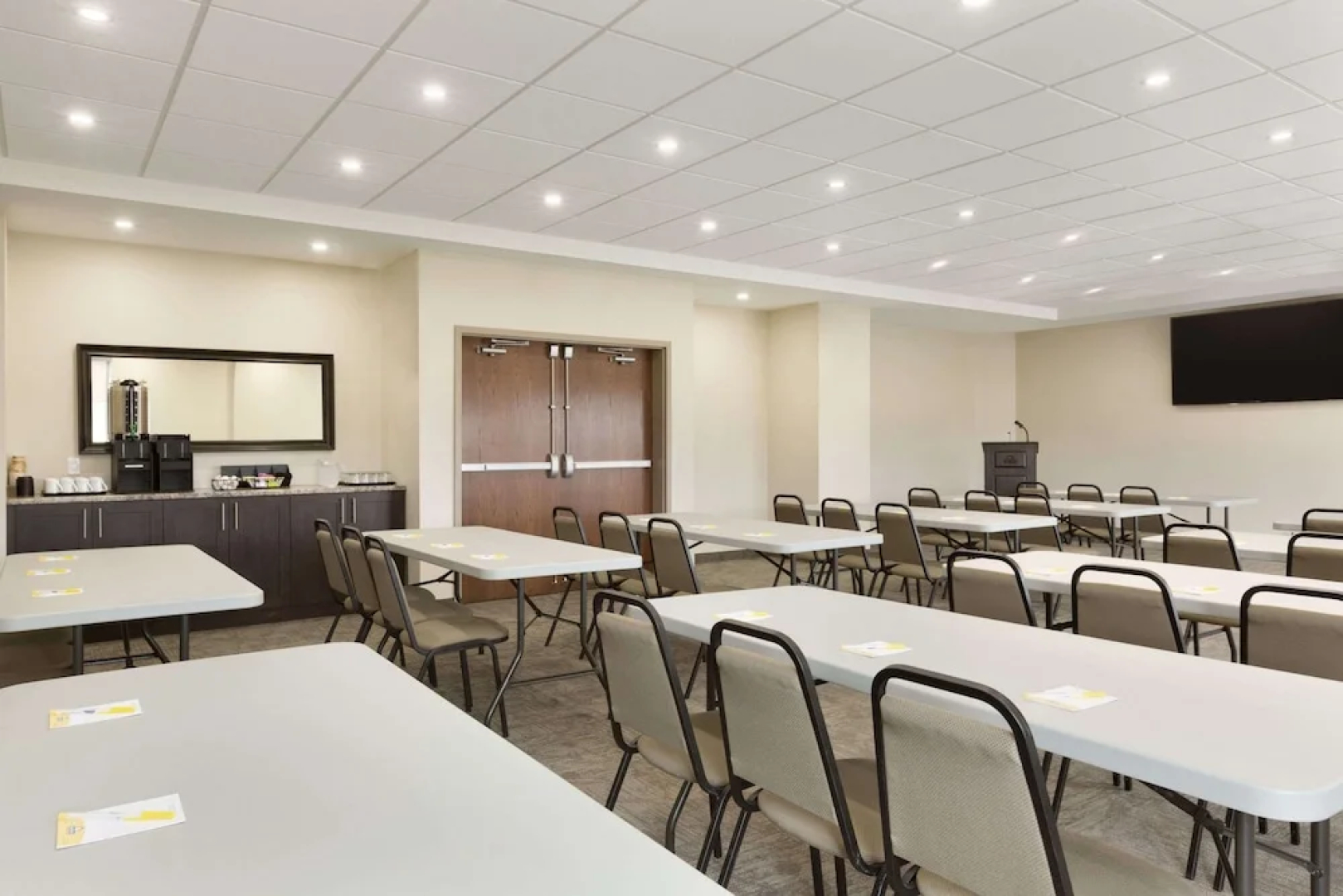 Days Inn and Suites Lindsay