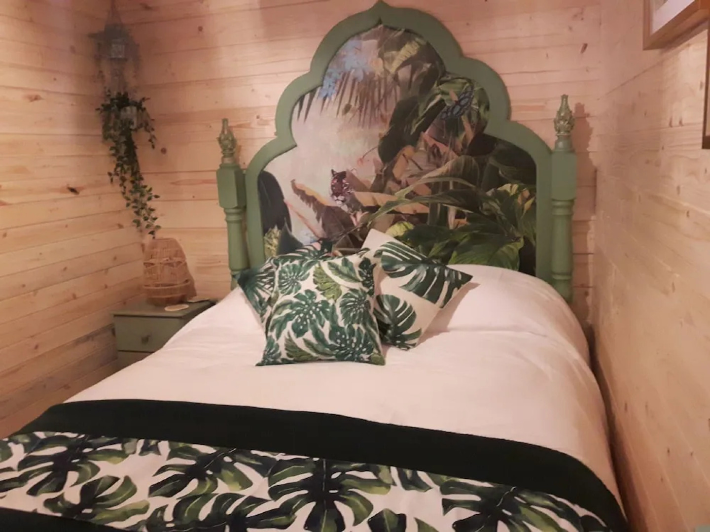 Cabin set in a Beautiful Romantic Tropical Garden