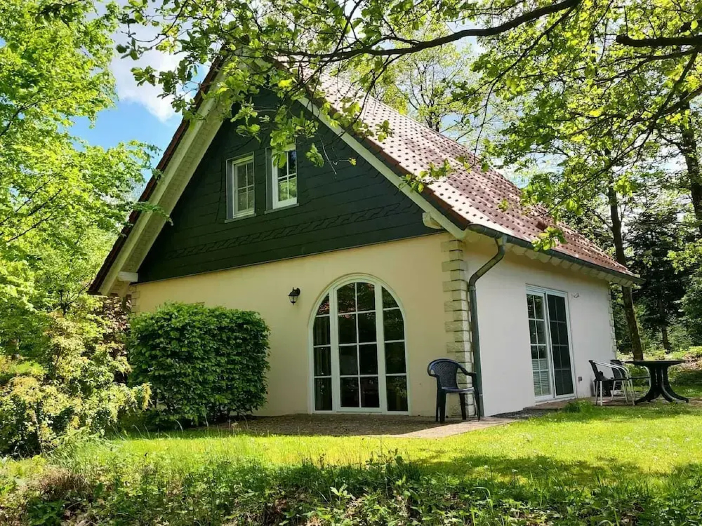 Tidy House With Sauna and Steam Bath, in a Forest