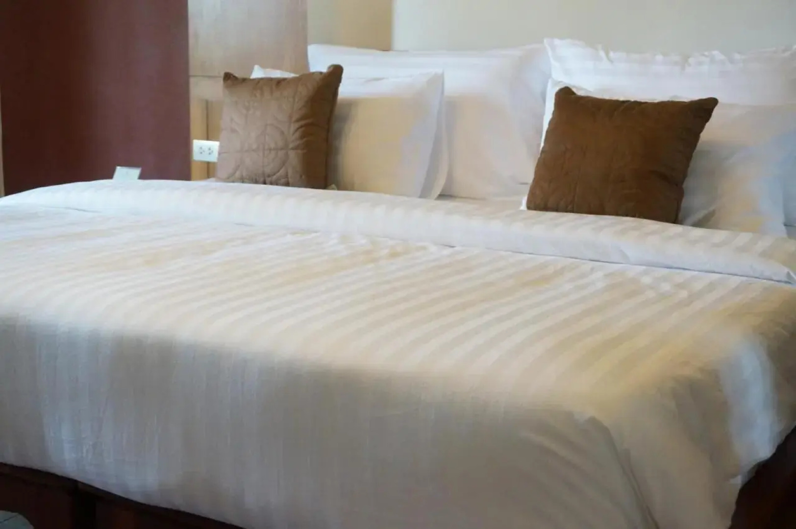 The Country Lake View Hotel