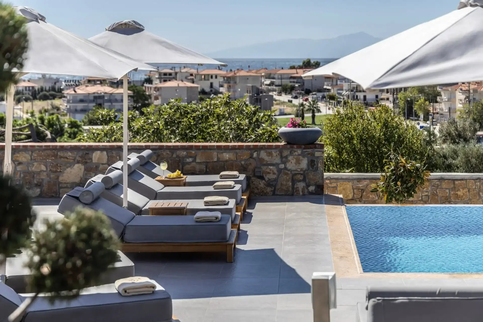 Akrolithos luxury suites