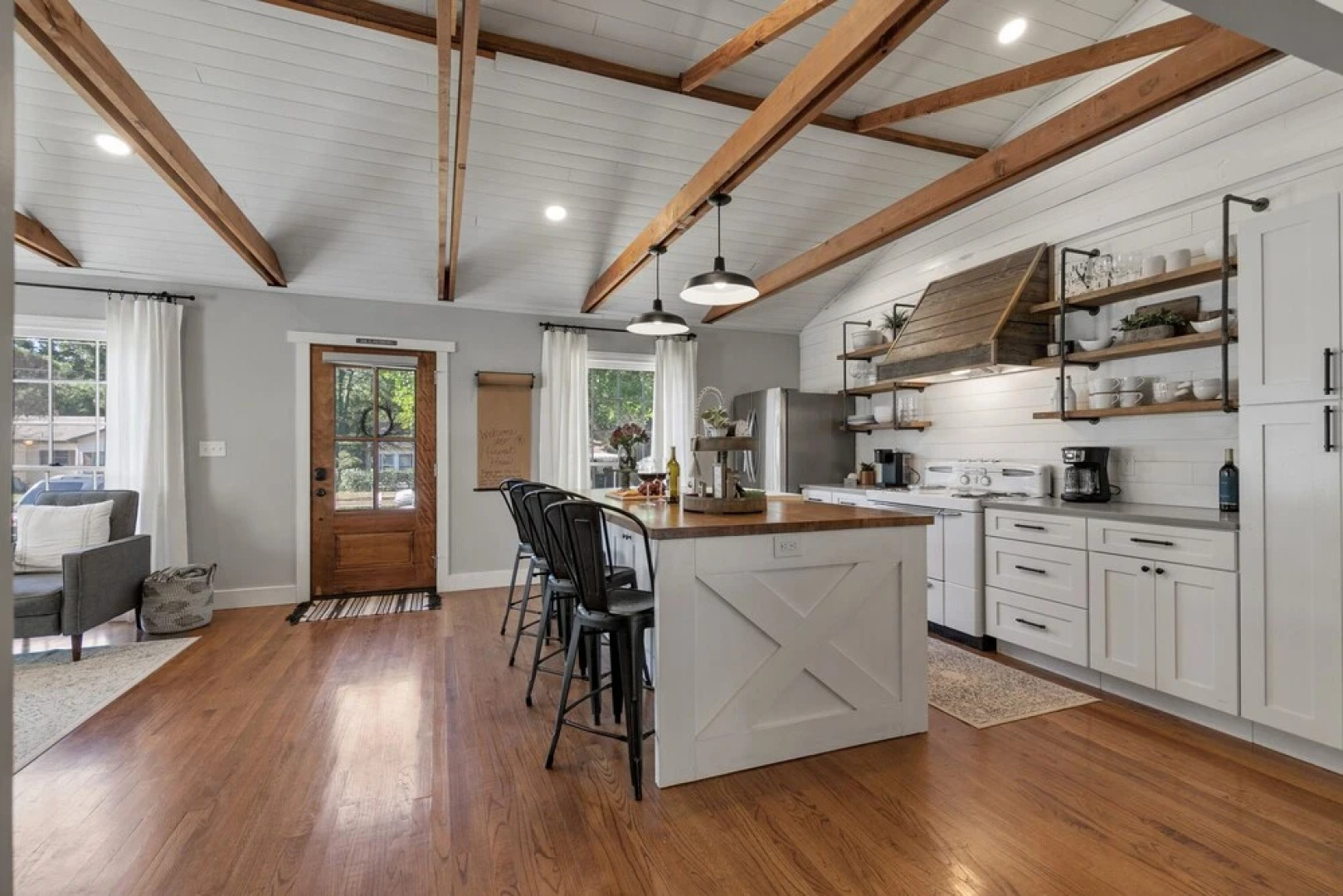 New Modern Farmhouse With Hot Tub, Fire Pit, & Games