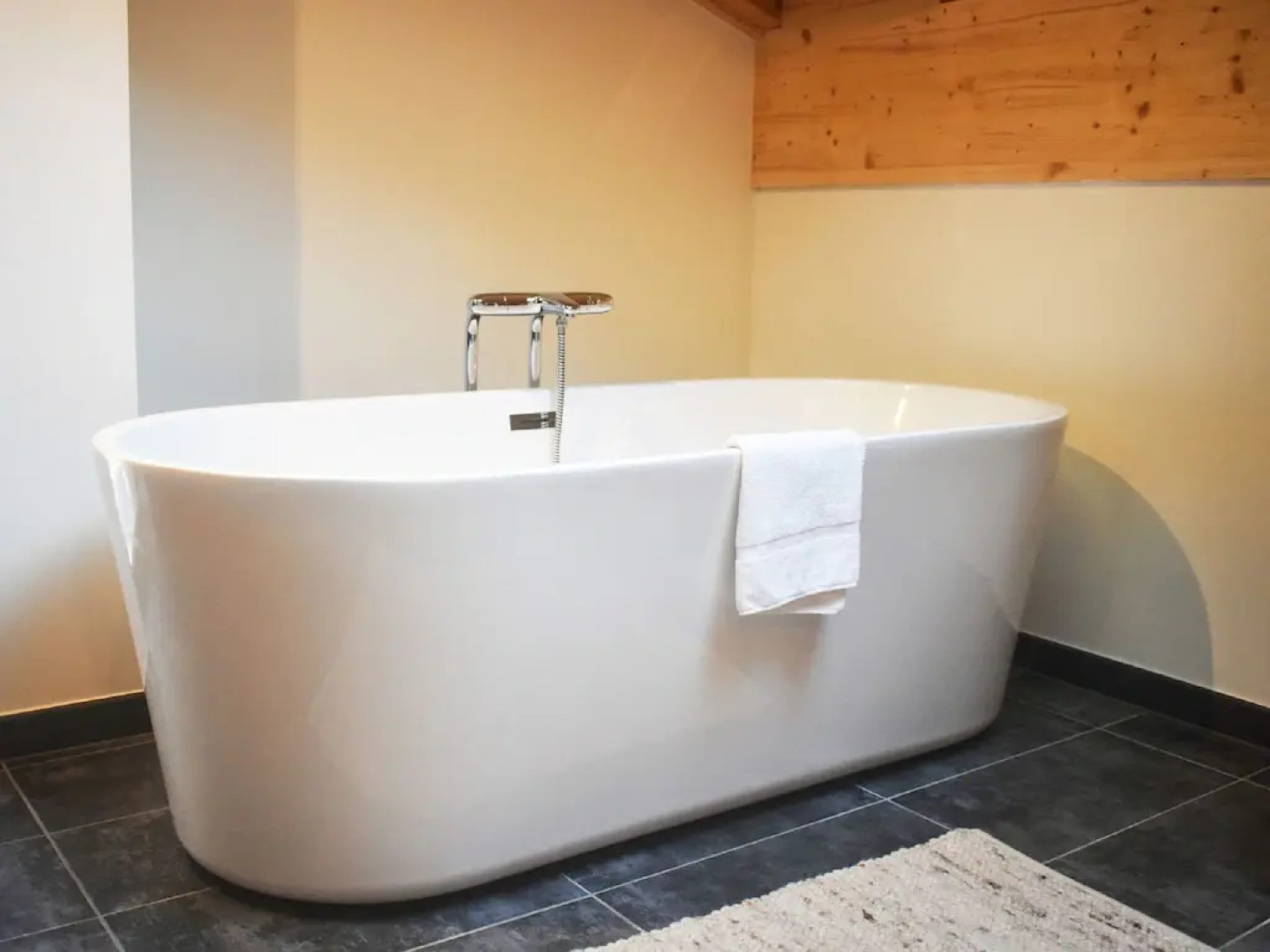 Penthouse with wine climate cabinet, ski lift 1.5 km away.