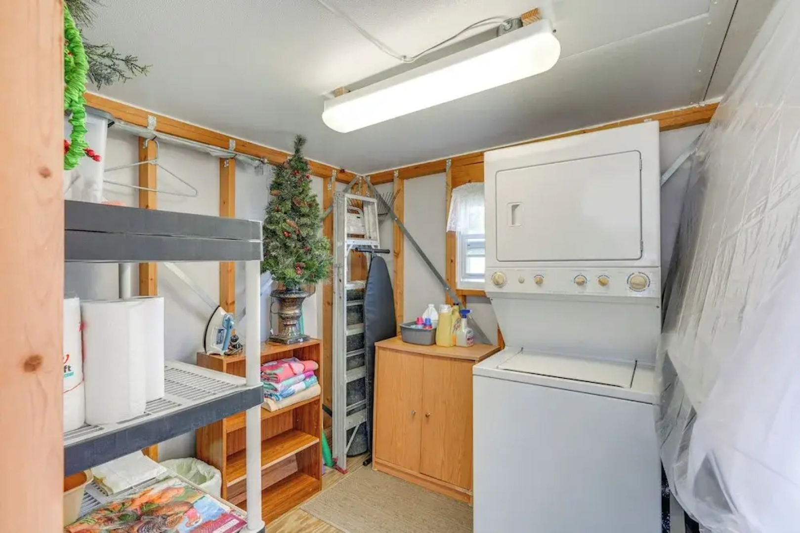 Lakeland Cottage w/ Pool Access + Screened Porch!