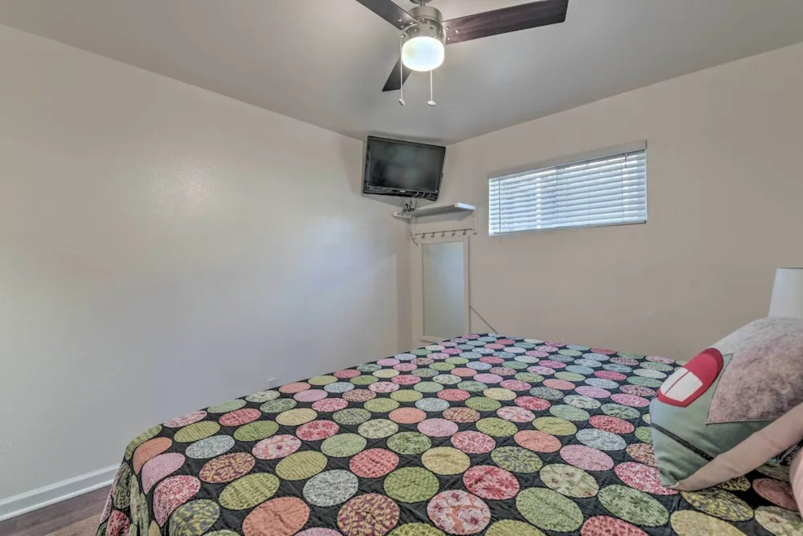 Walk to Ski Slopes! Red River Condo w/ Fireplace