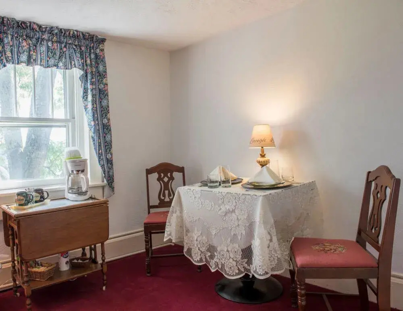 By the Side of the Road Inn & Cottages