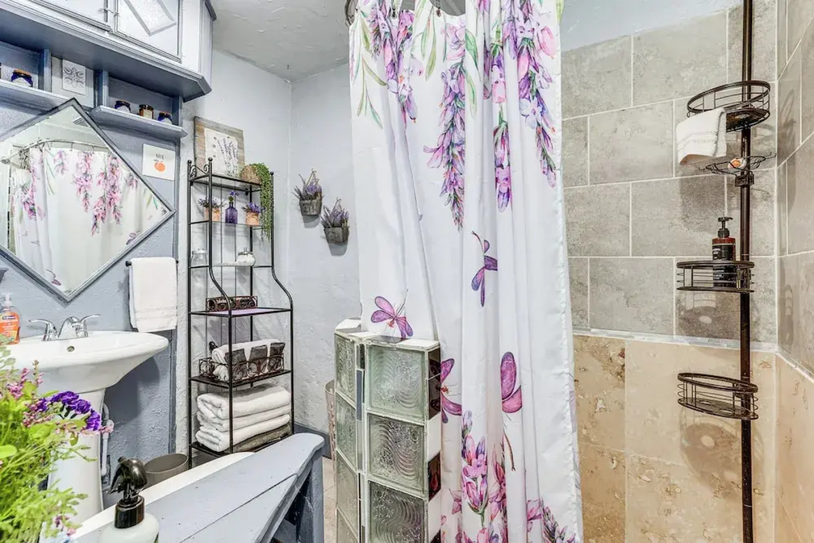 Near Tampa Attractions: Boho Bungalow on 20 Acres!