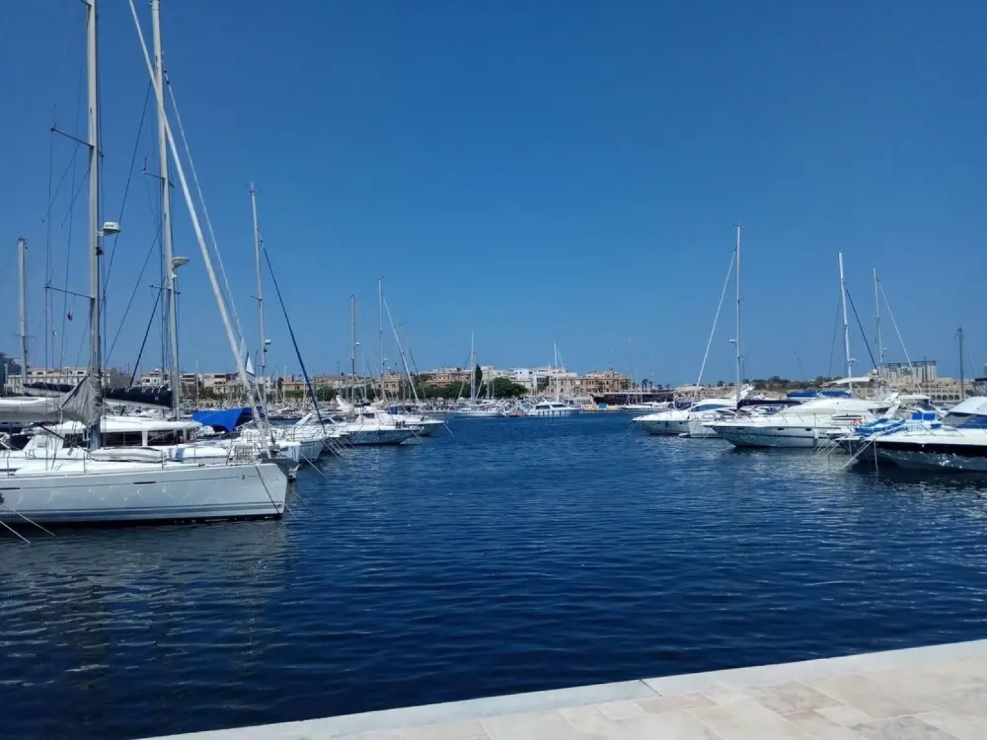 Modern Flat Close To Valletta sleeps 8
