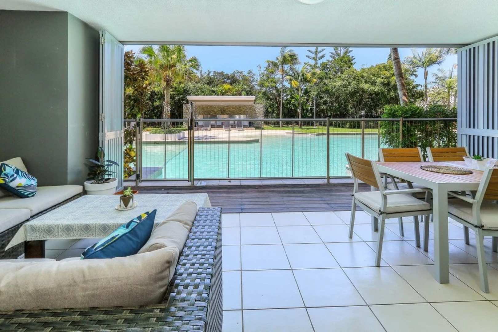 Drift Apartments North Swim Up 6