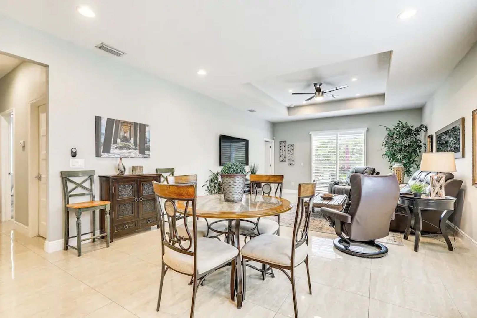 Tampa Home w/ Fire Pit, Yard, Cornhole + More!