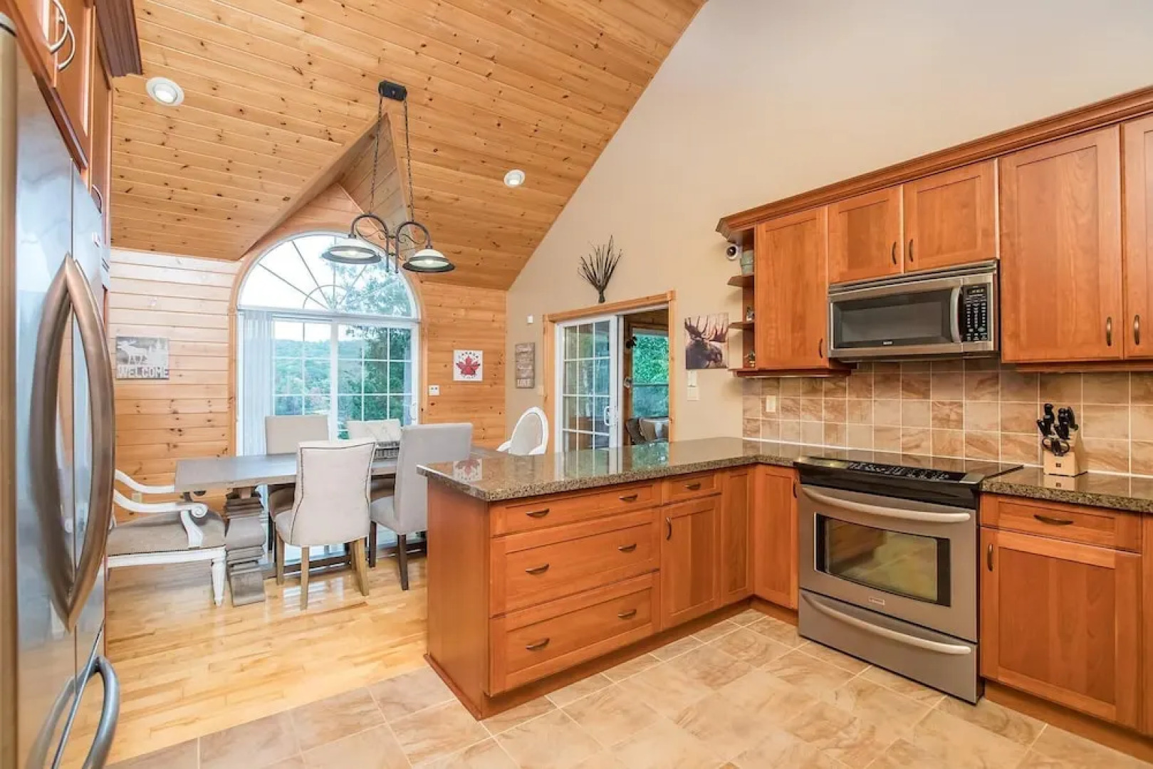Vantage Point~Lovely 4 bed, 2.5 bath with fabulous views of Lake of Bays!