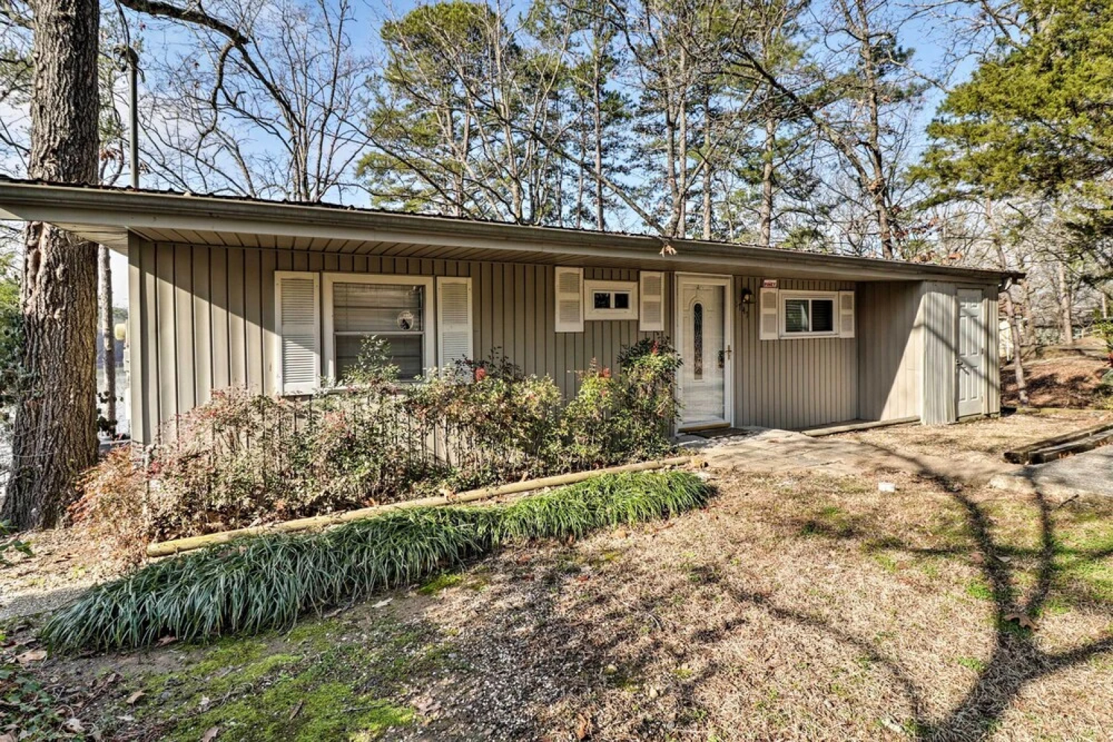 Riverfront Deck + Fire Pit: Hot Springs Retreat!