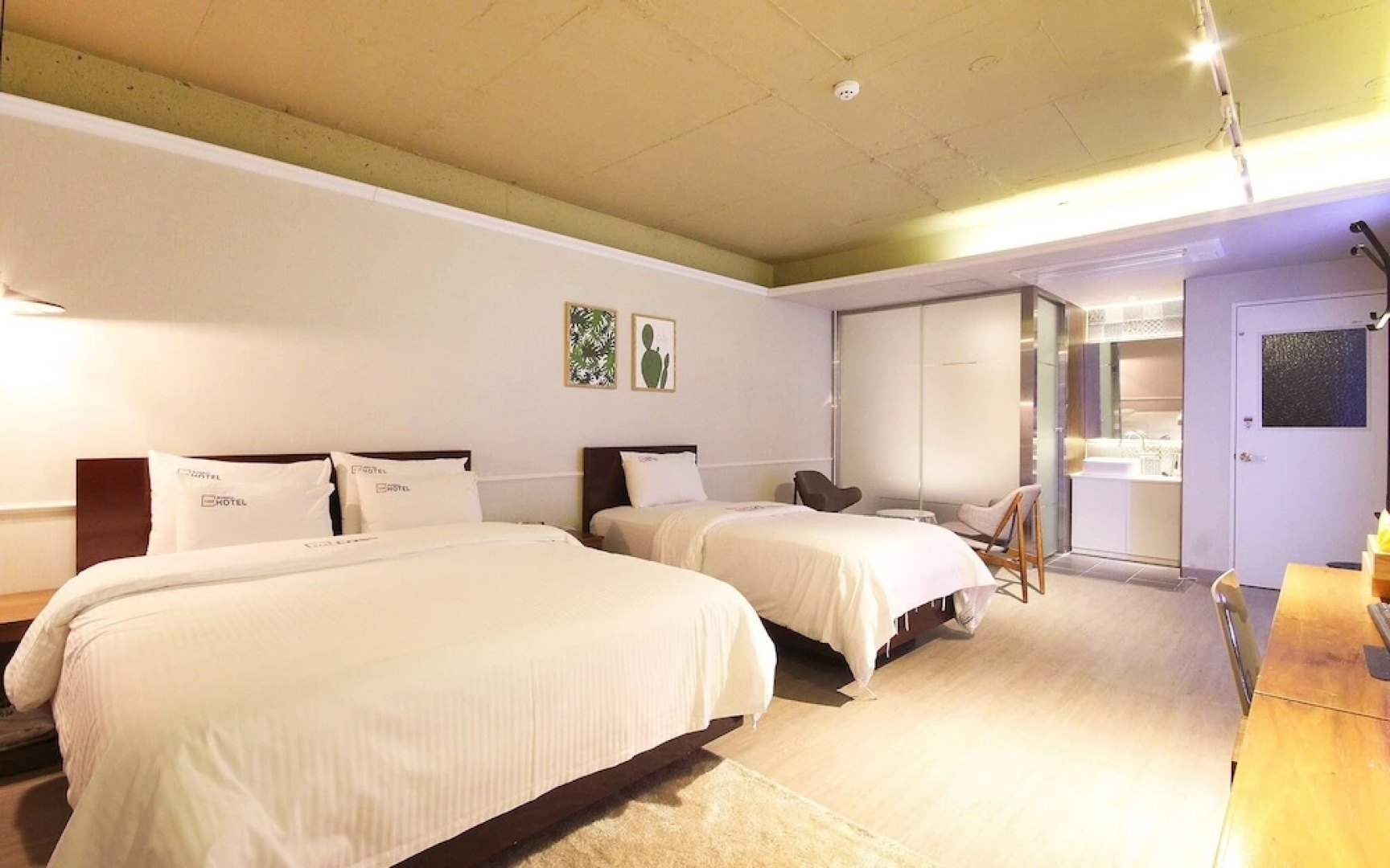 Yeongju Case Business Hotel