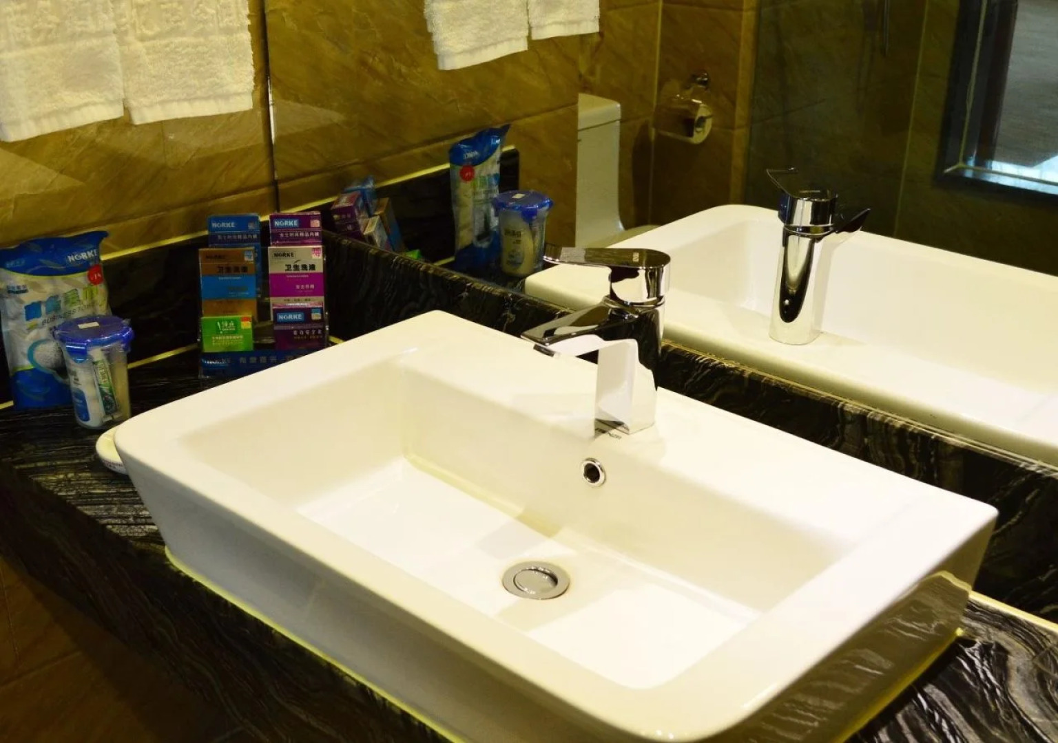 Huayi Business Hotel