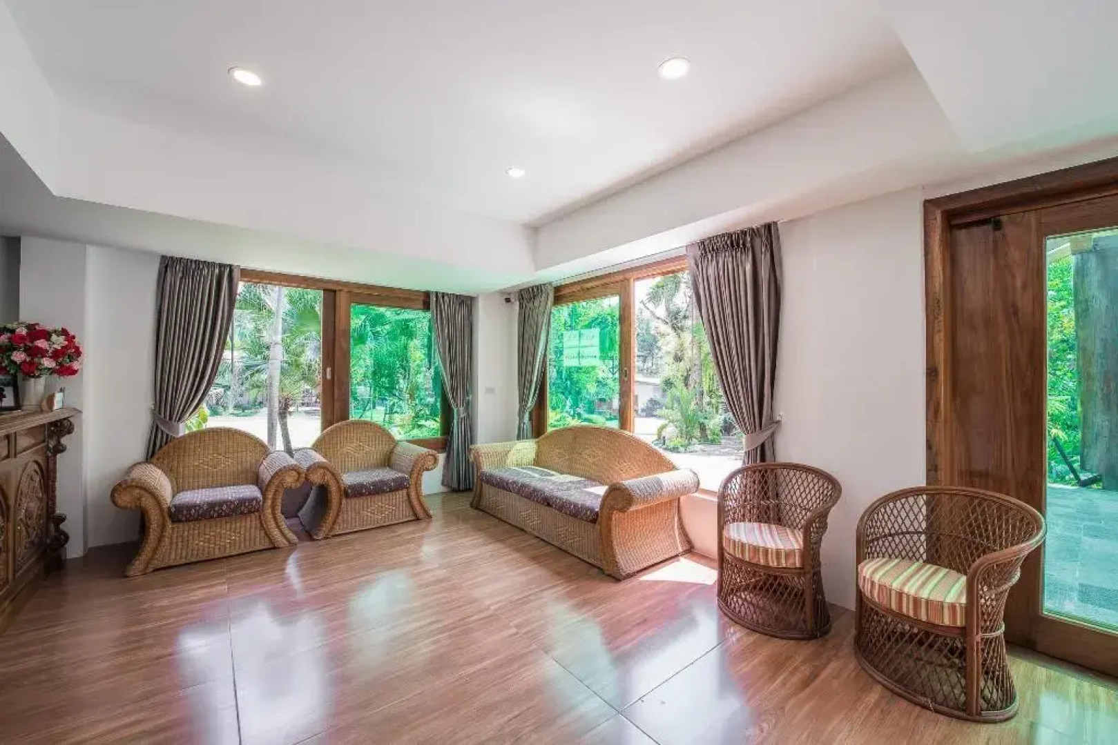 Royal Train Garden Resort By Zuzu