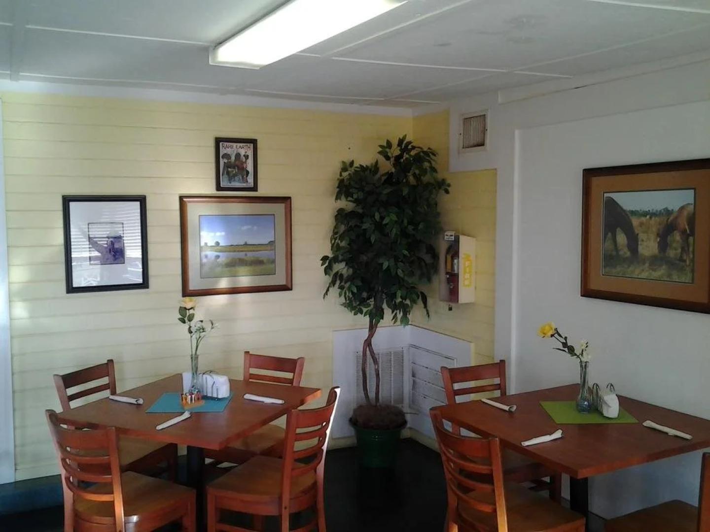 Lakeside Inn and Cafe