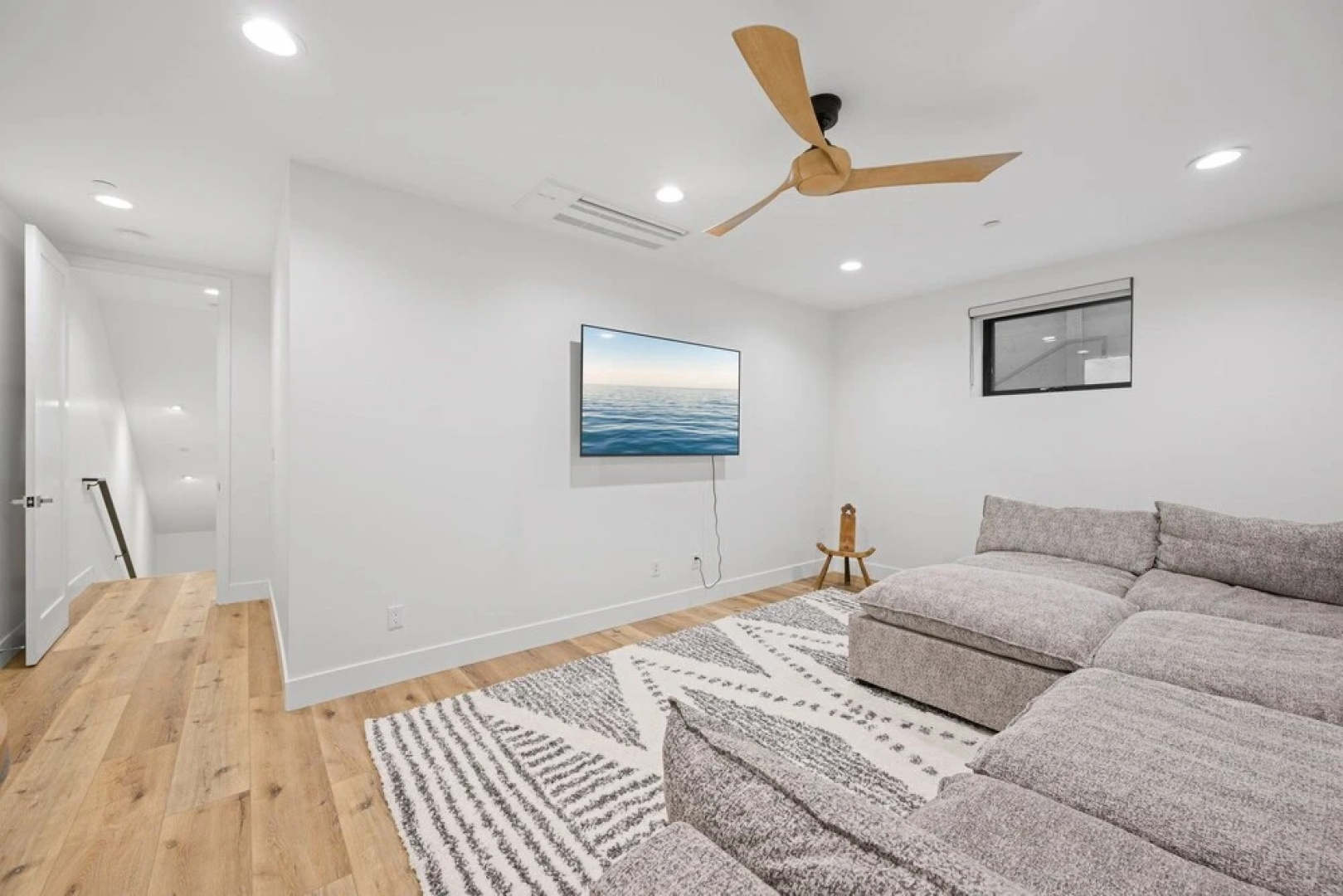Enc831 4 Bedroom Home by Redawning