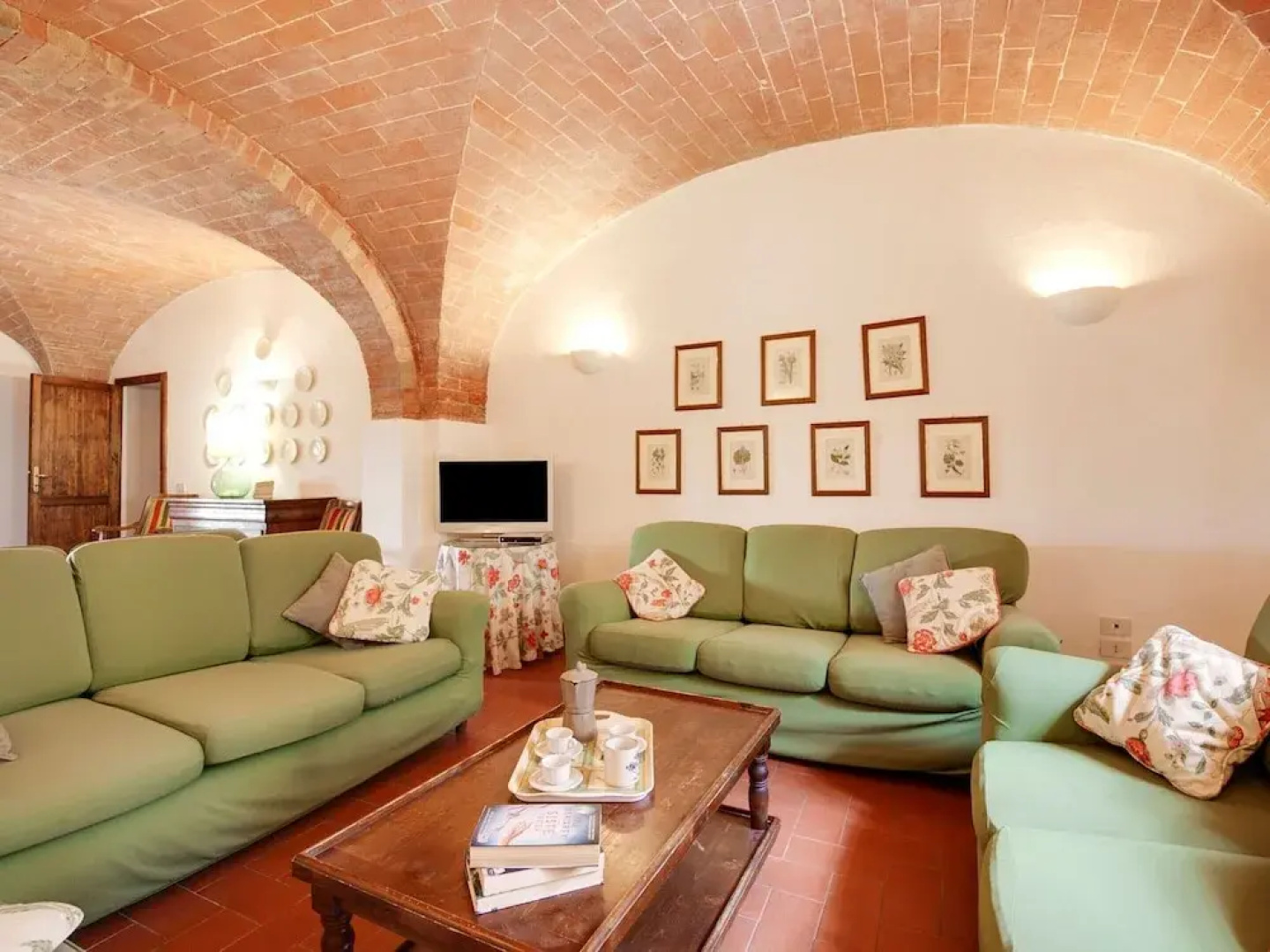 Belvilla by OYO Lavish Farmhouse With Fireplace