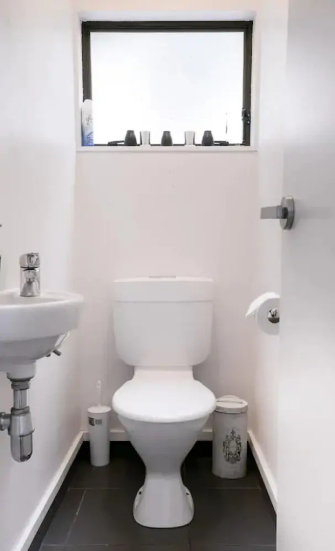 Modern 4 Bedroom Family Home With Pool