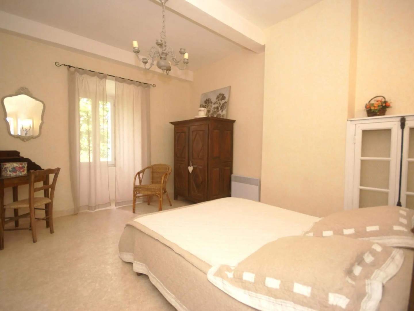 Charming Holiday Home in La Caunette with Swimming Pool