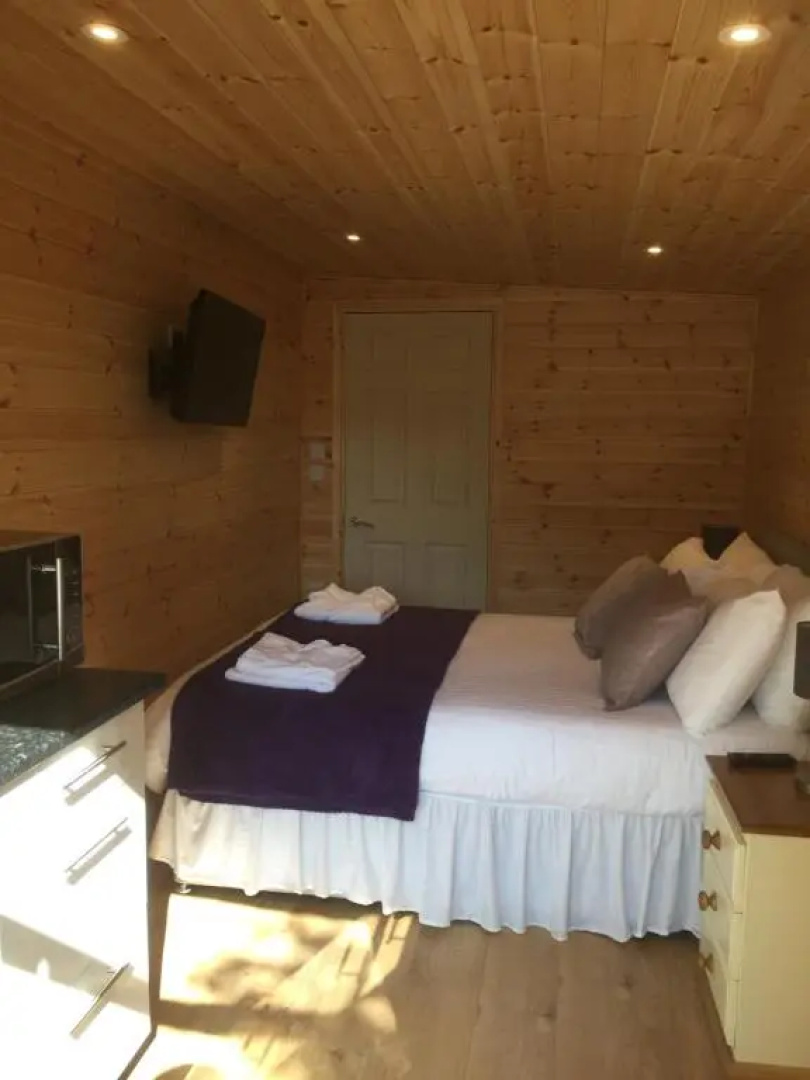 Romantic Getaway Luxury Wooden Cabin with Private Hot Tub And Bbq