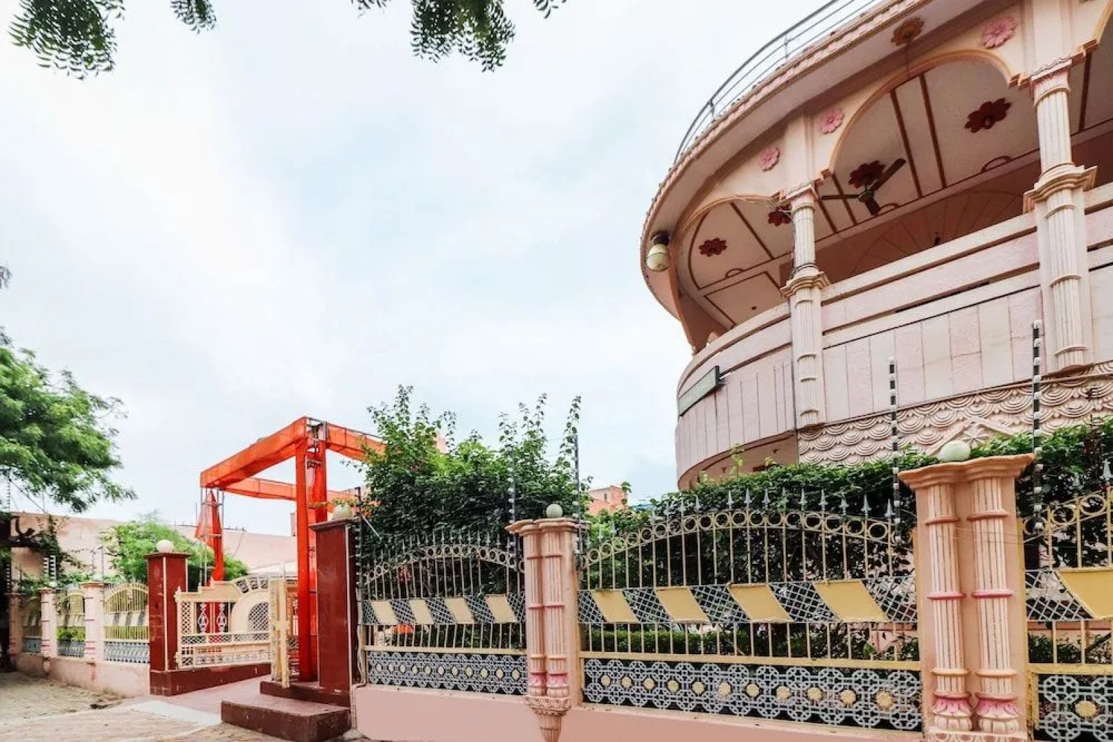 SPOT ON 60838 Shri Giriraj Dham