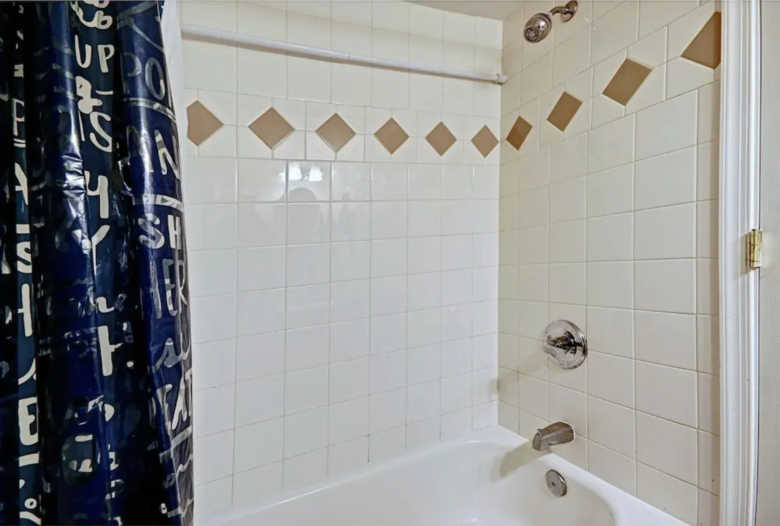 Brick 3BR Home in Trendy Neighborhood, Newly Renovated! Holiday home 3