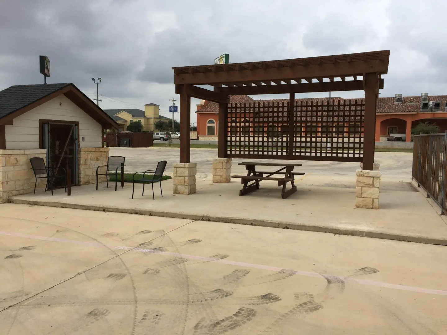 Pearsall Inn & Suites