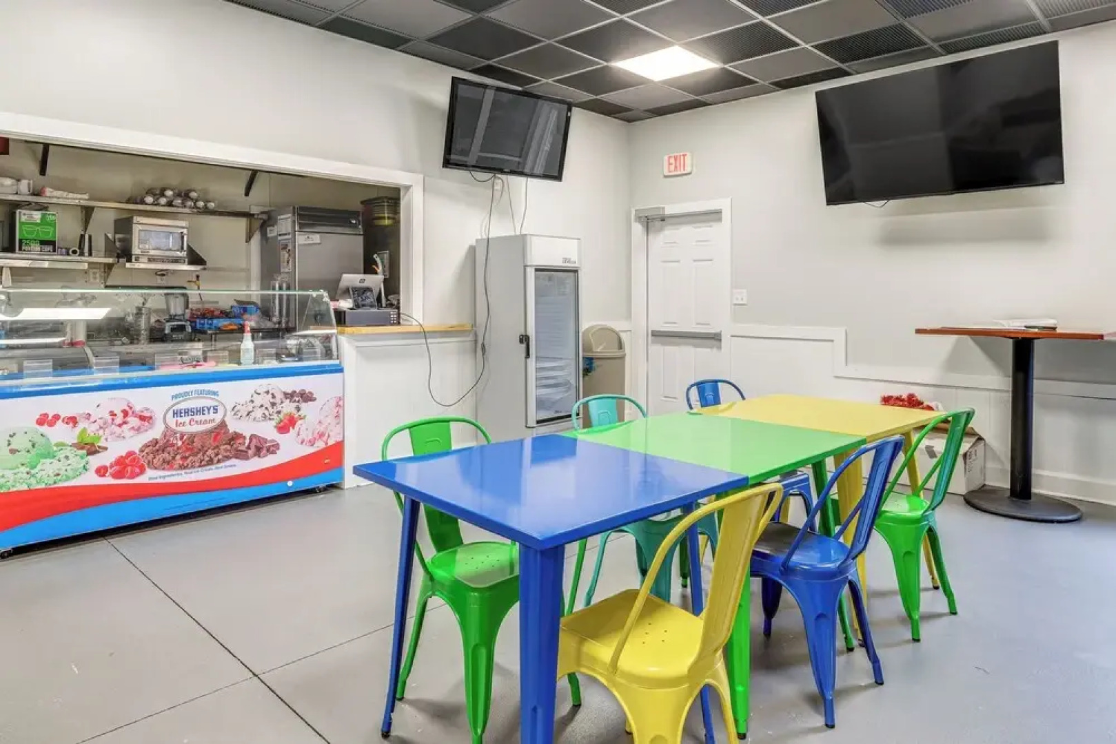 Resort Amenities & Beach Access: Huddleston Condo