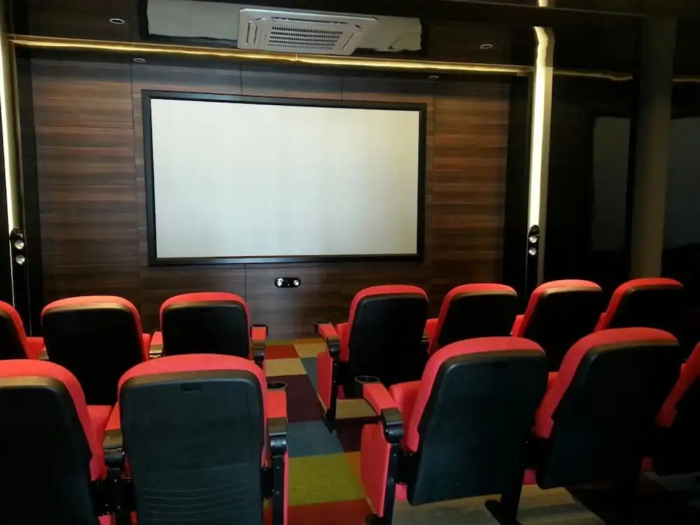 Woodsbury Suites 7722 Butterworth