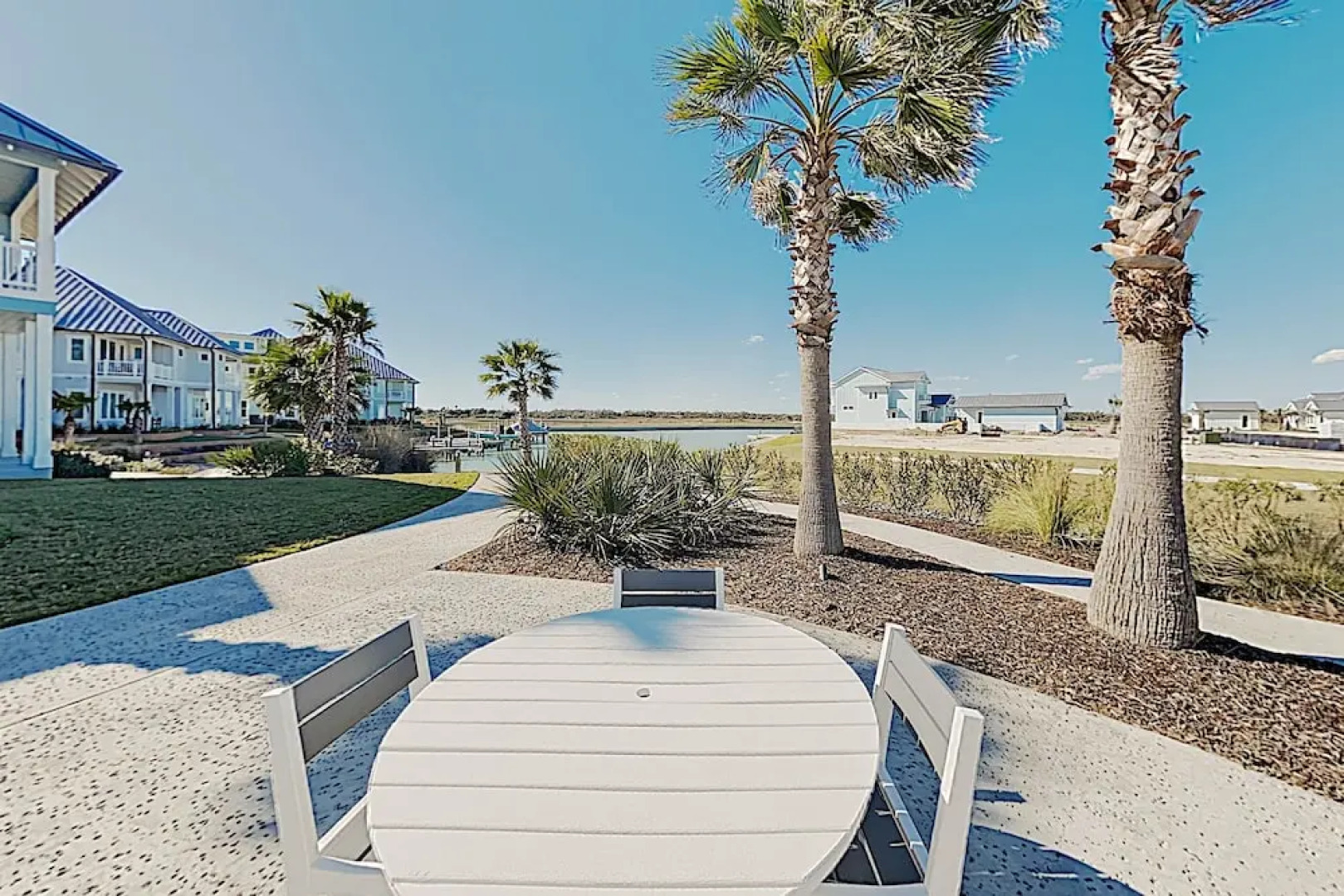 Bayfront 3br W/ Patio & Pool 3 Bedroom Condo