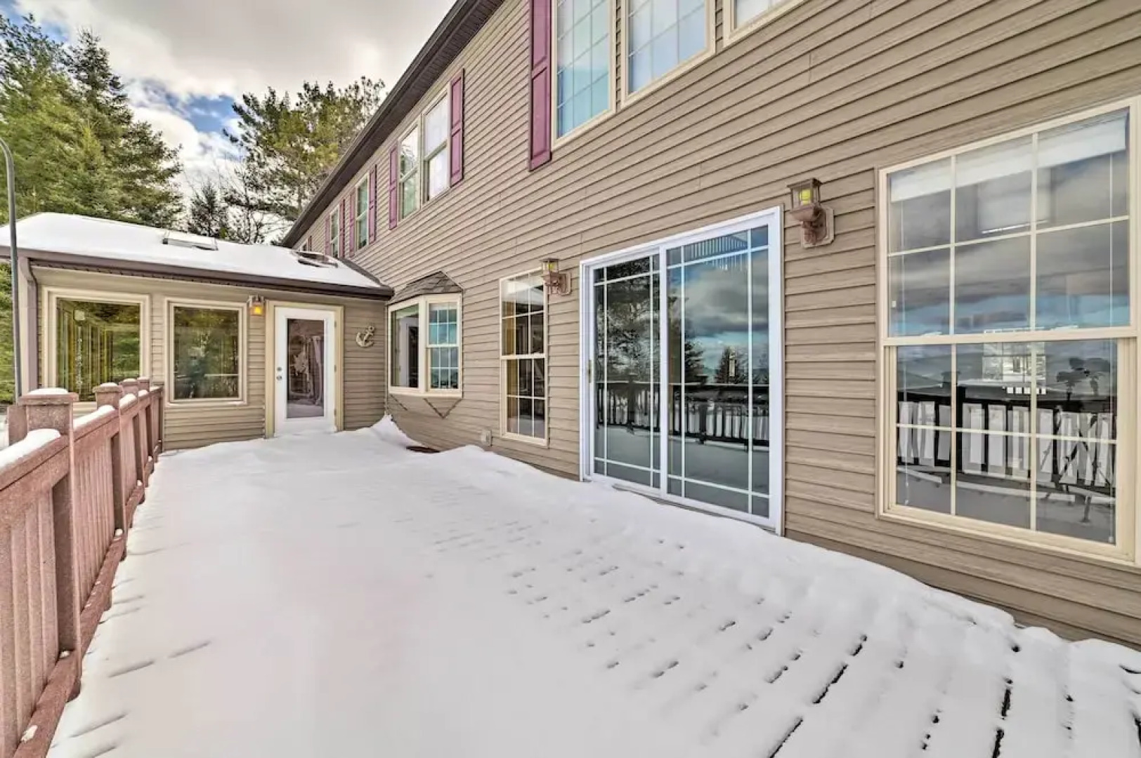 Spacious Lakefront Home w/ Sunroom & Bar!