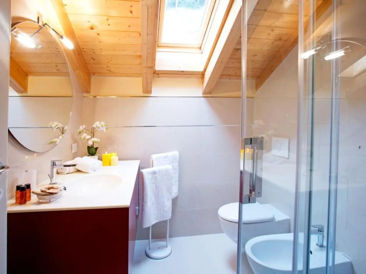 State of the Art Home Suite with 180° Panoramic Lake View, Pool, Sauna & Jacuzzi