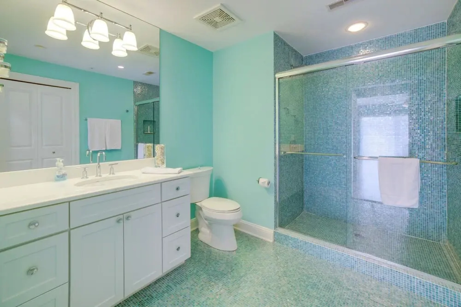 Charming New Buffalo Condo: Walk to Lake Michigan!