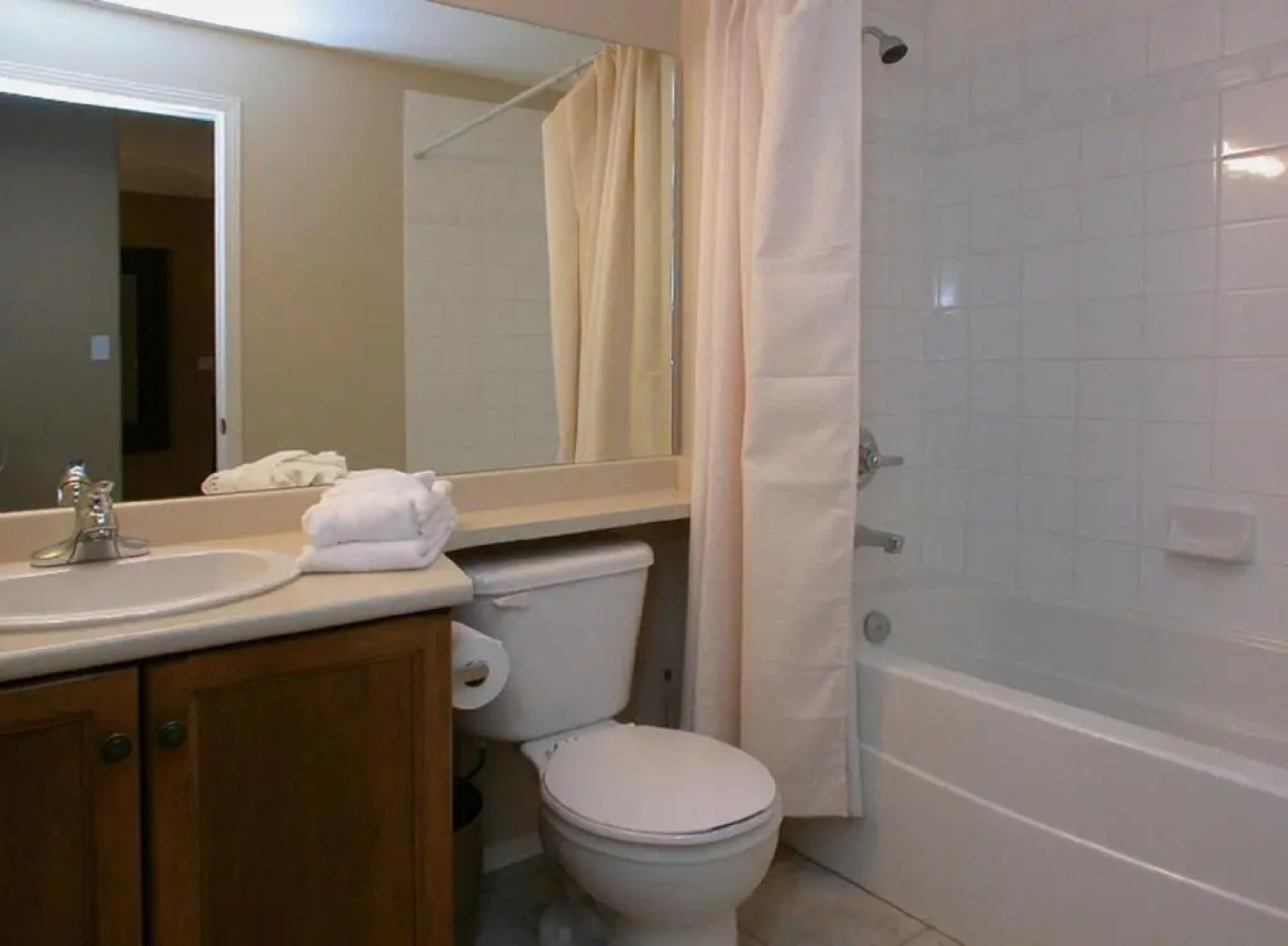 Sunset Waterfront Resort by Discover Kelowna Resort Accommodations