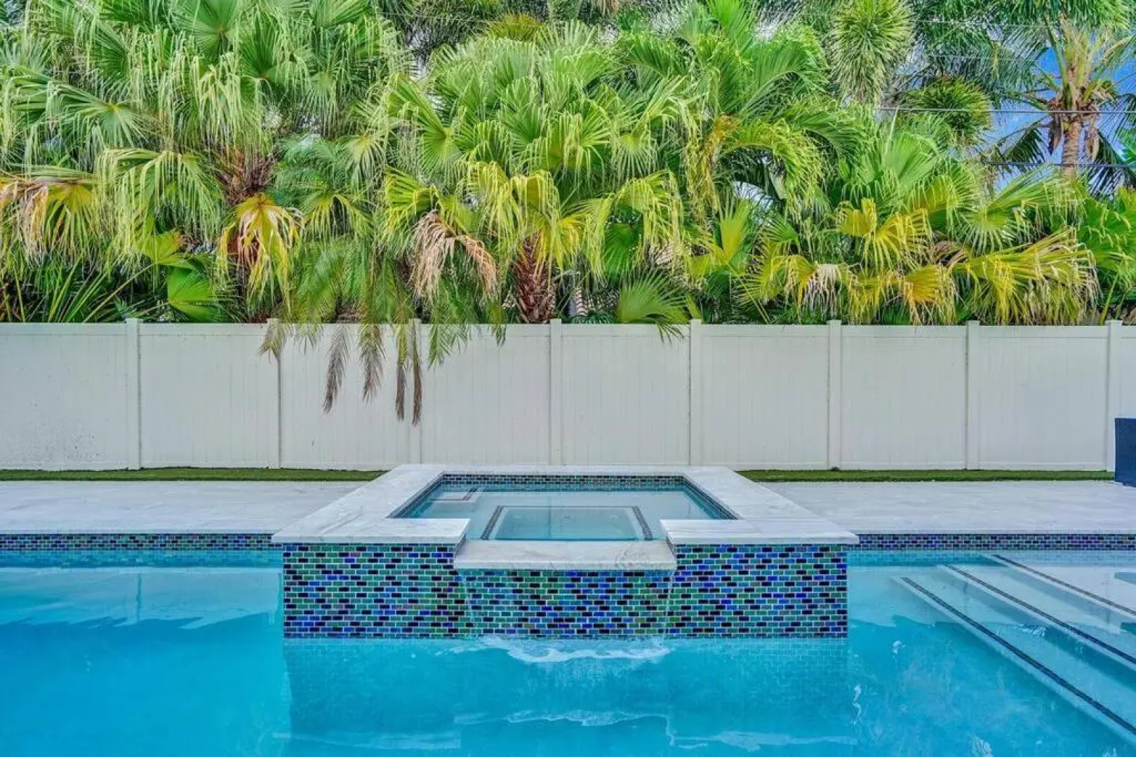 Stunning 4 Bedrm New Pool+Jacuzzi 1 Mile to Beach