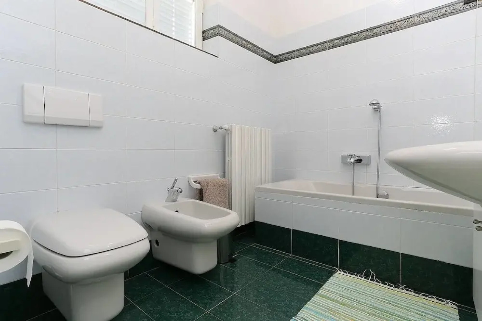 Contemporary Lakeside Villa Enjoying Direct Lake Access, Wifi, BBQ, Near Restaurant and Shop